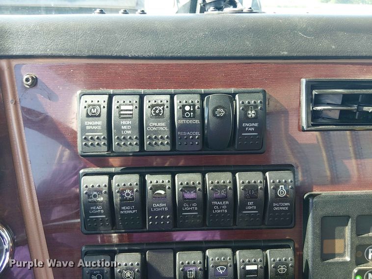 image for item YA3570 2021 Western Star 4900 semi truck
