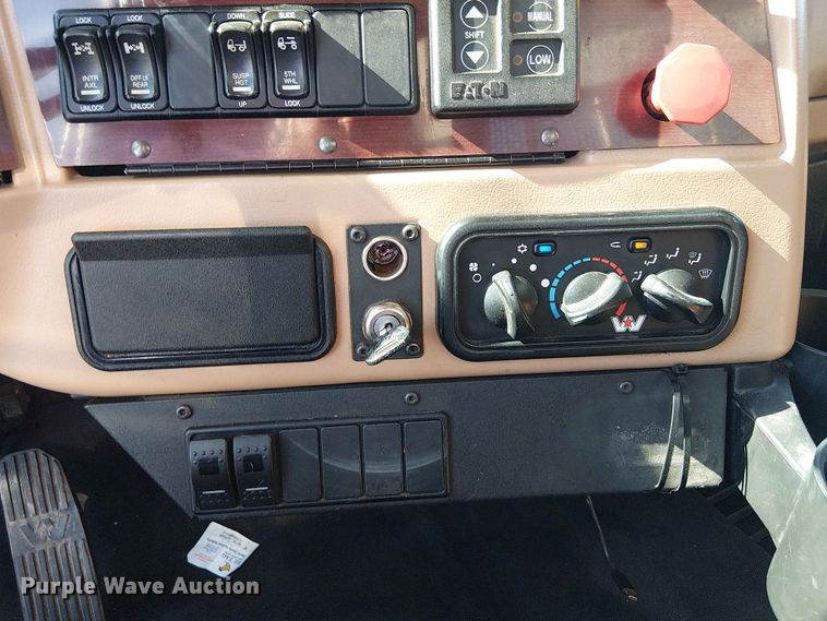 image for item YA3570 2021 Western Star 4900 semi truck