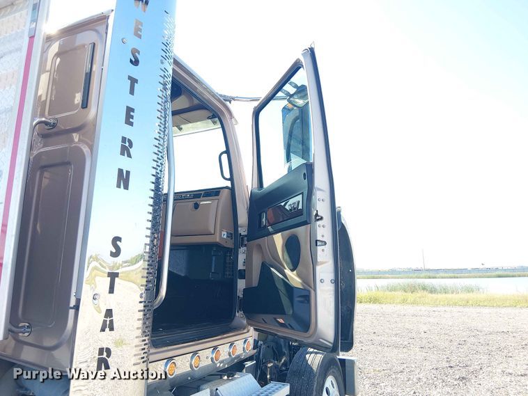 image for item YA3570 2021 Western Star 4900 semi truck