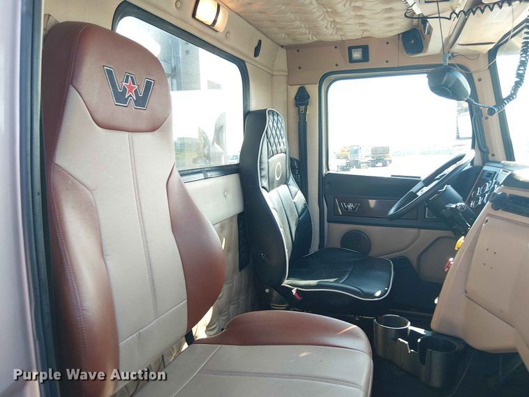 image for item YA3570 2021 Western Star 4900 semi truck