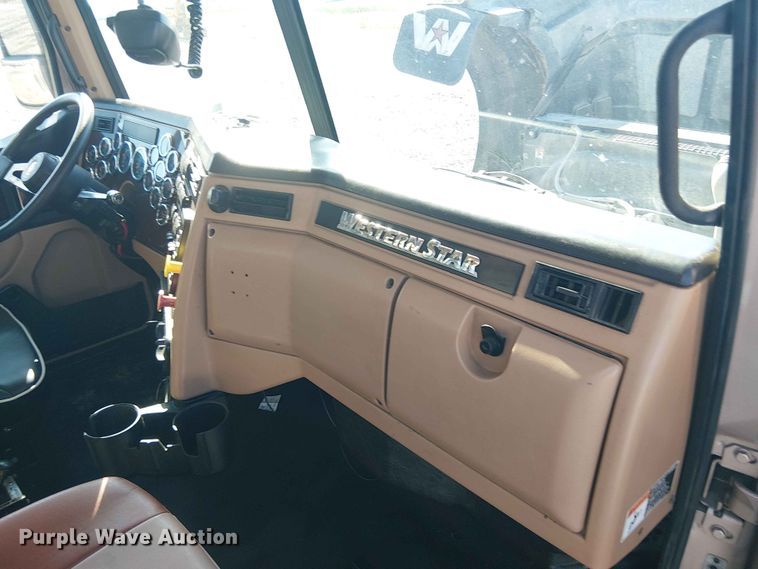 image for item YA3570 2021 Western Star 4900 semi truck