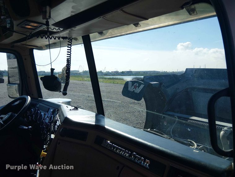image for item YA3570 2021 Western Star 4900 semi truck