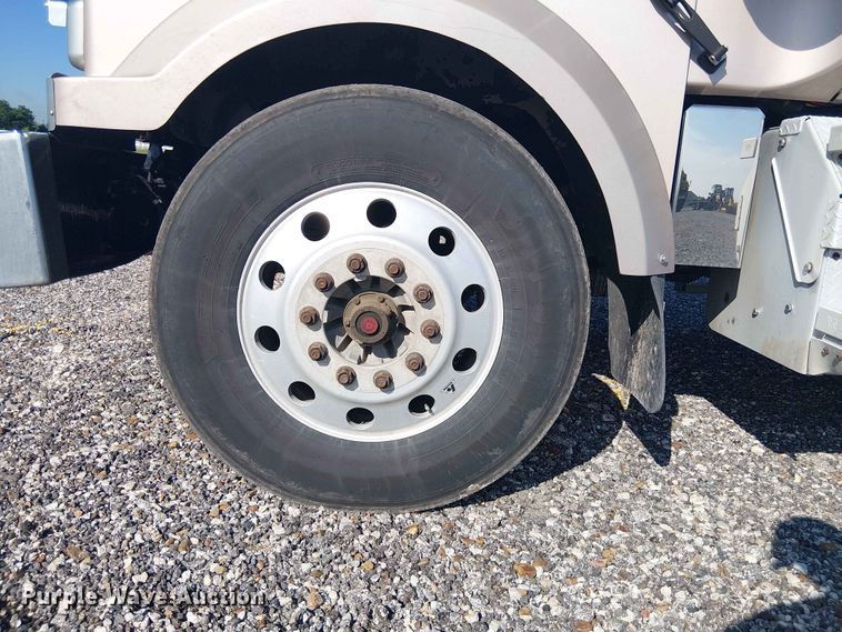 image for item YA3570 2021 Western Star 4900 semi truck