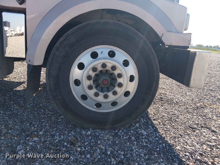 image for item YA3570 2021 Western Star 4900 semi truck