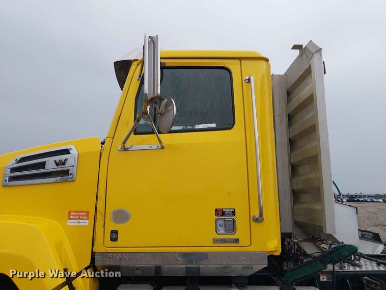 image for item YA3572 2016 Western Star 4700 semi truck