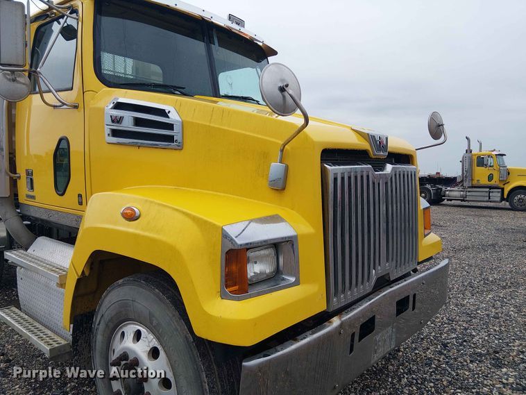 image for item YA3572 2016 Western Star 4700 semi truck