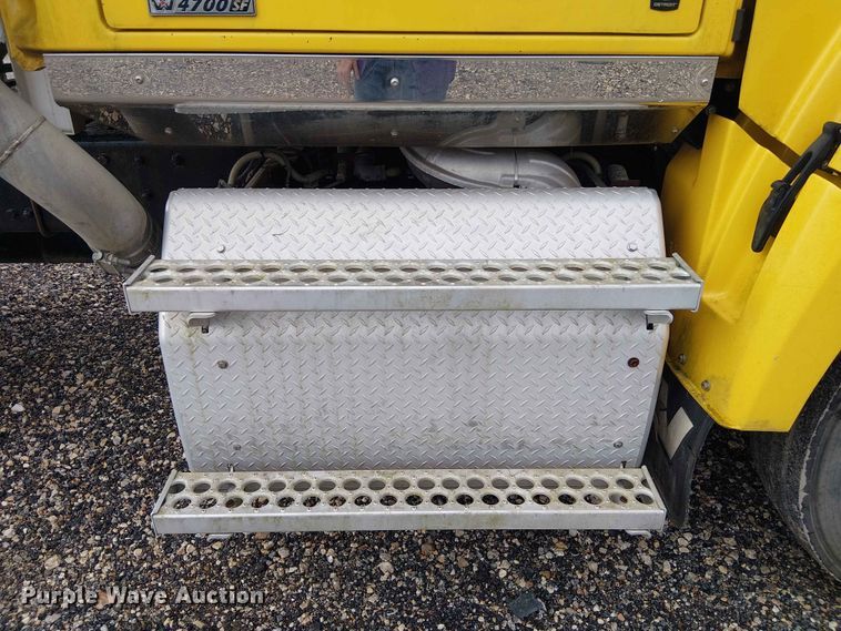 image for item YA3572 2016 Western Star 4700 semi truck