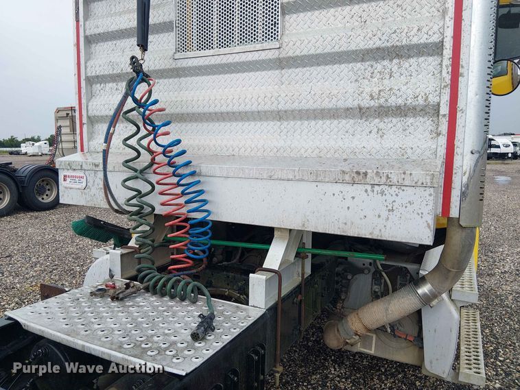 image for item YA3572 2016 Western Star 4700 semi truck