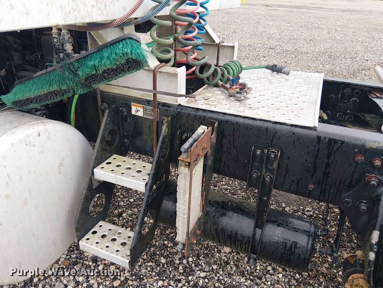 image for item YA3572 2016 Western Star 4700 semi truck