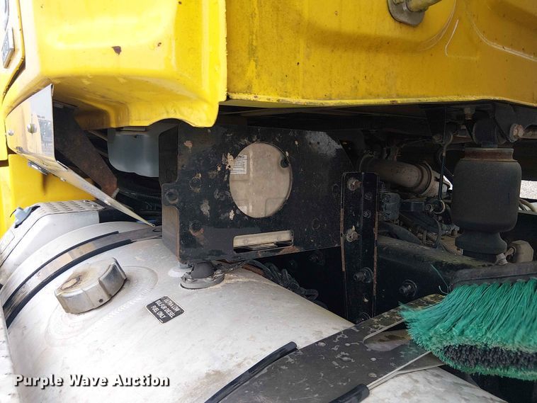 image for item YA3572 2016 Western Star 4700 semi truck