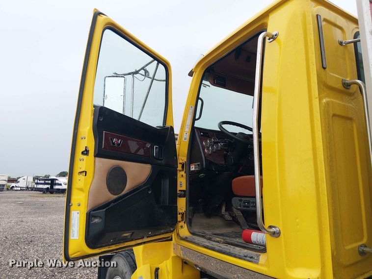 image for item YA3572 2016 Western Star 4700 semi truck