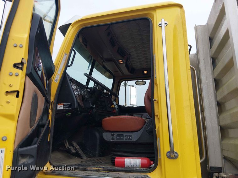 image for item YA3572 2016 Western Star 4700 semi truck