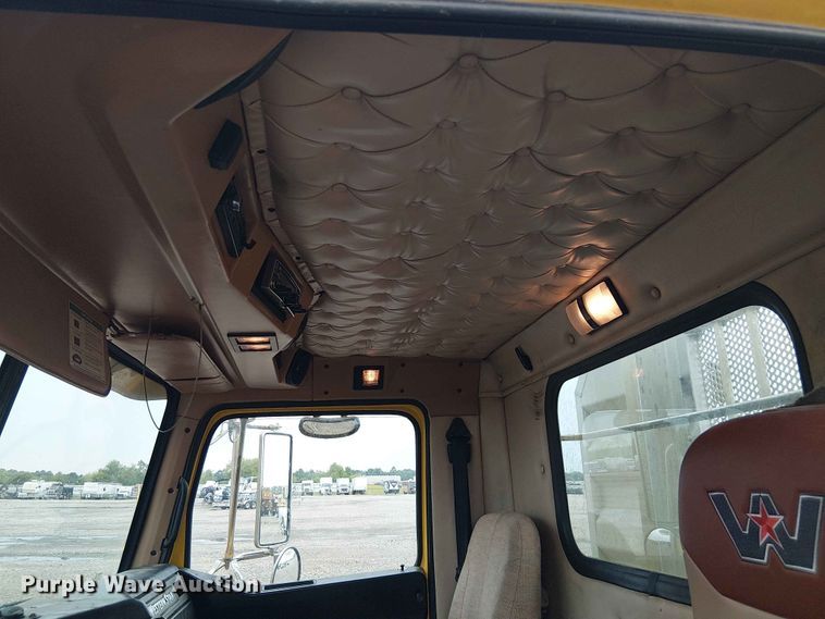 image for item YA3572 2016 Western Star 4700 semi truck