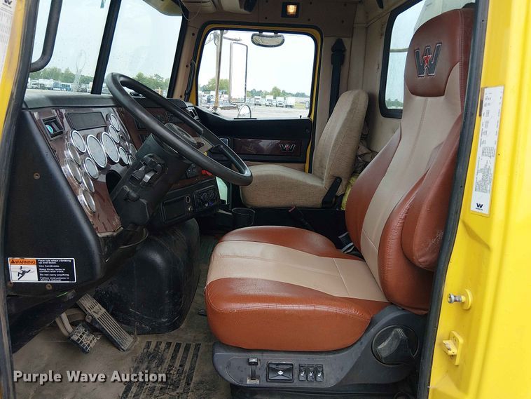 image for item YA3572 2016 Western Star 4700 semi truck