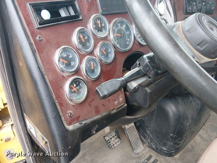 image for item YA3572 2016 Western Star 4700 semi truck