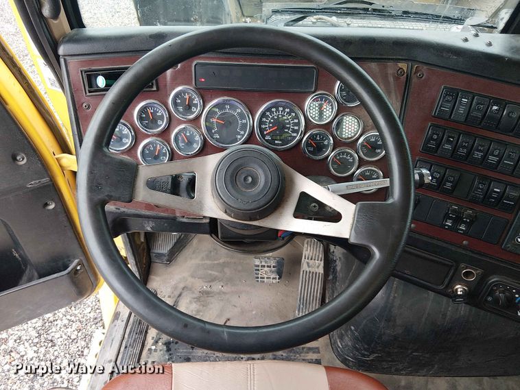 image for item YA3572 2016 Western Star 4700 semi truck