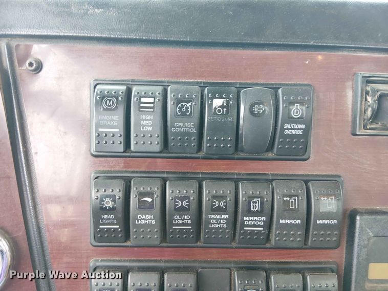 image for item YA3572 2016 Western Star 4700 semi truck
