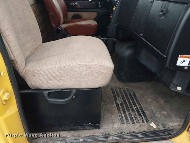 image for item YA3572 2016 Western Star 4700 semi truck