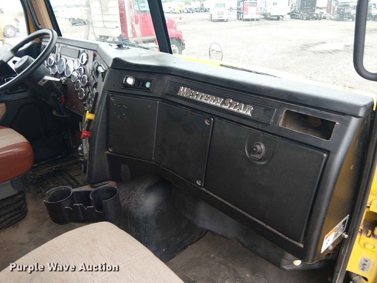 image for item YA3572 2016 Western Star 4700 semi truck
