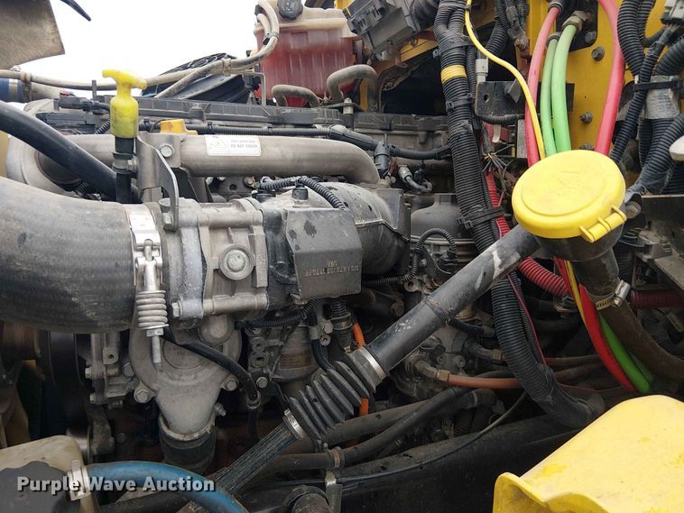 image for item YA3572 2016 Western Star 4700 semi truck