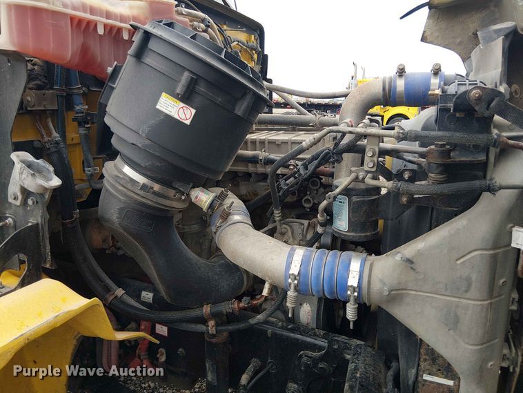 image for item YA3572 2016 Western Star 4700 semi truck