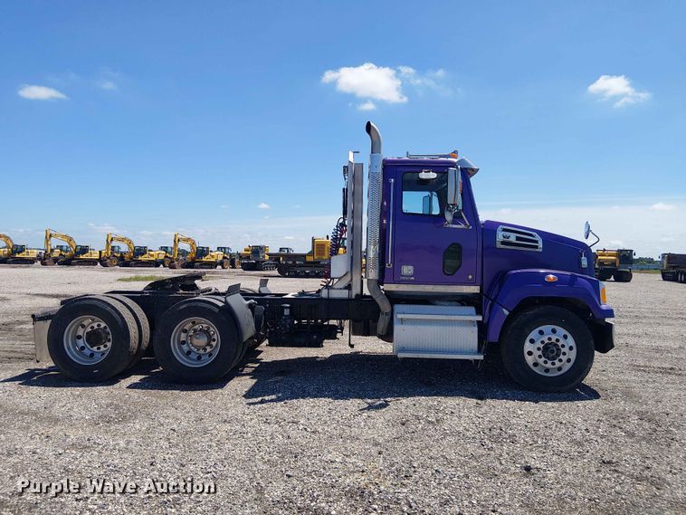image for item YA3573 2016 Western Star 4700 semi truck