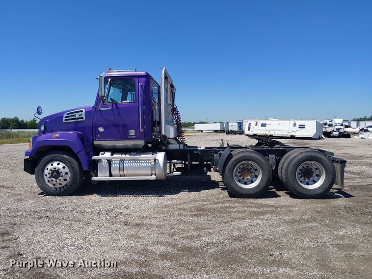 image for item YA3573 2016 Western Star 4700 semi truck