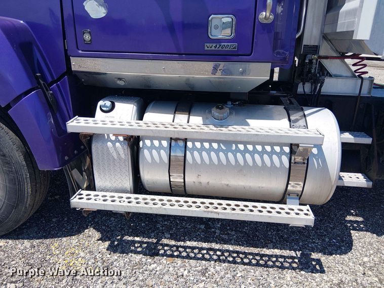 image for item YA3573 2016 Western Star 4700 semi truck