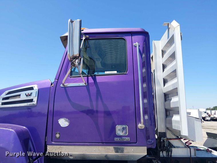 image for item YA3573 2016 Western Star 4700 semi truck
