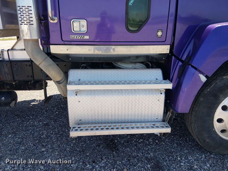 image for item YA3573 2016 Western Star 4700 semi truck