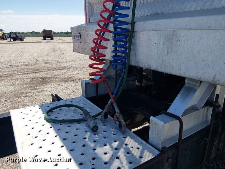 image for item YA3573 2016 Western Star 4700 semi truck