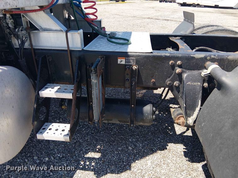 image for item YA3573 2016 Western Star 4700 semi truck