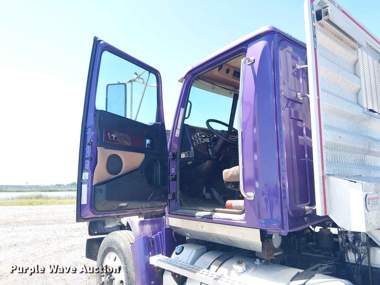 image for item YA3573 2016 Western Star 4700 semi truck