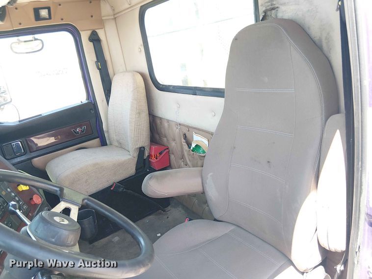 image for item YA3573 2016 Western Star 4700 semi truck