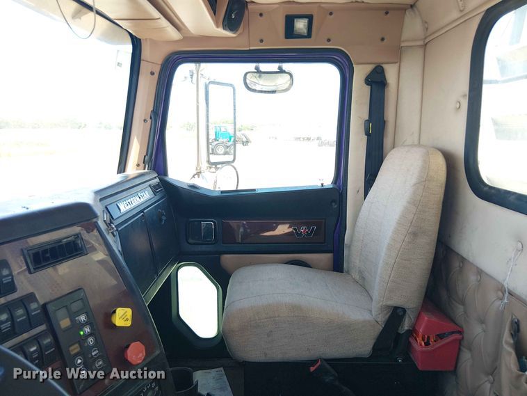 image for item YA3573 2016 Western Star 4700 semi truck