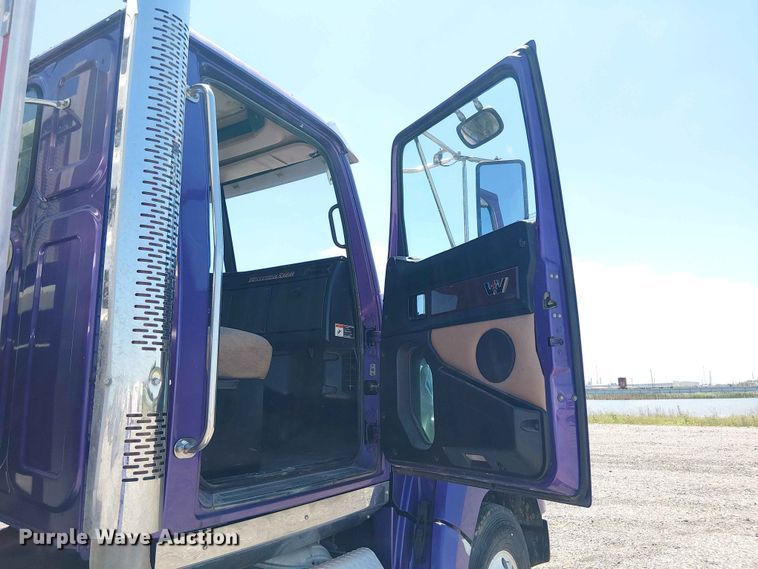 image for item YA3573 2016 Western Star 4700 semi truck