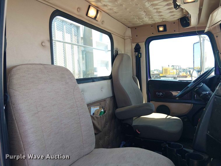 image for item YA3573 2016 Western Star 4700 semi truck