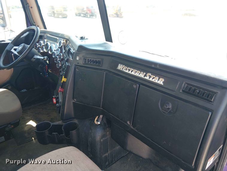 image for item YA3573 2016 Western Star 4700 semi truck