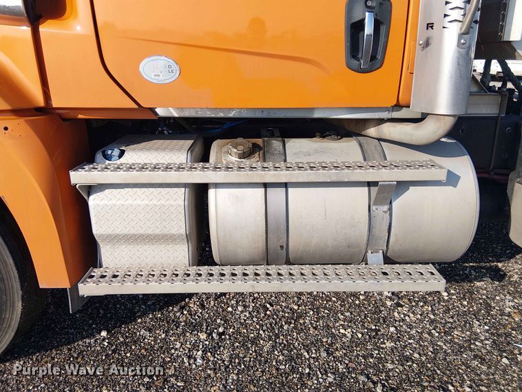 image for item YA3574 2022 Western Star 4900 semi truck