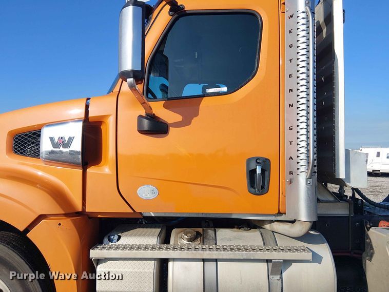 image for item YA3574 2022 Western Star 4900 semi truck