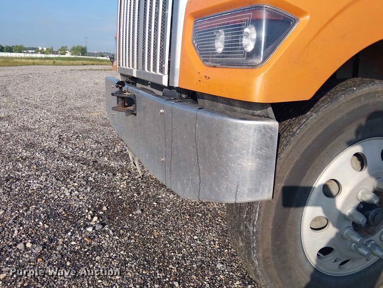 image for item YA3574 2022 Western Star 4900 semi truck