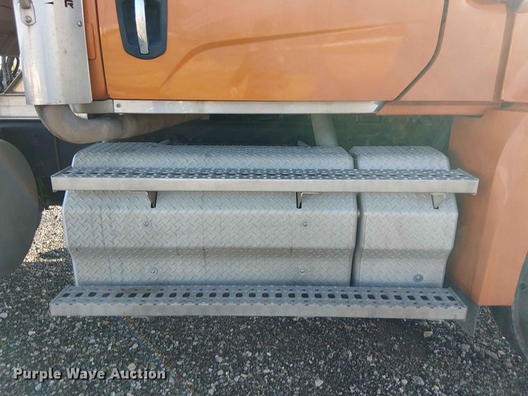 image for item YA3574 2022 Western Star 4900 semi truck