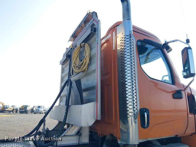 image for item YA3574 2022 Western Star 4900 semi truck