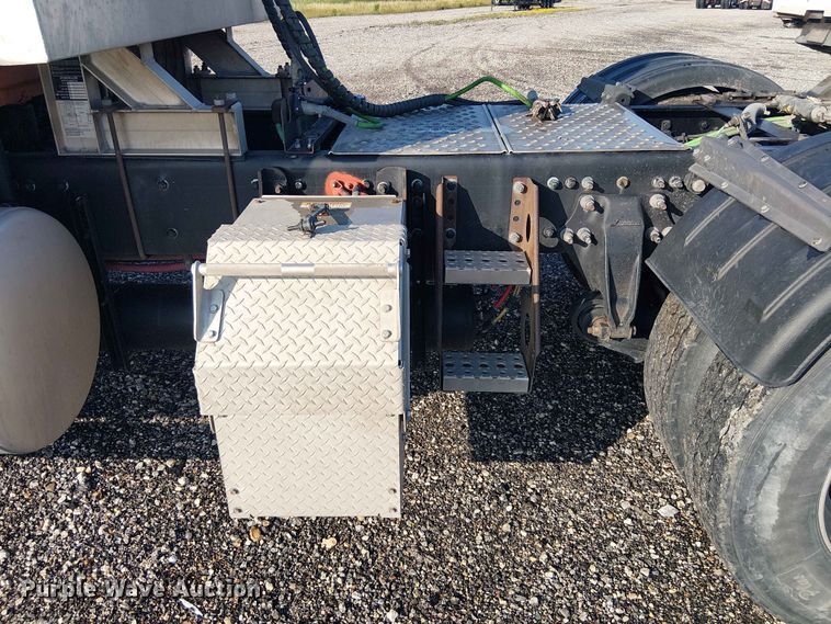 image for item YA3574 2022 Western Star 4900 semi truck