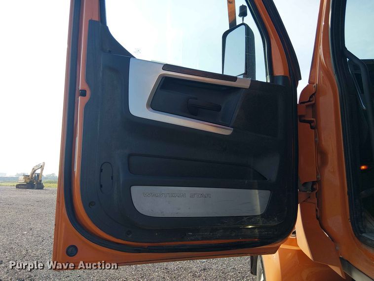 image for item YA3574 2022 Western Star 4900 semi truck
