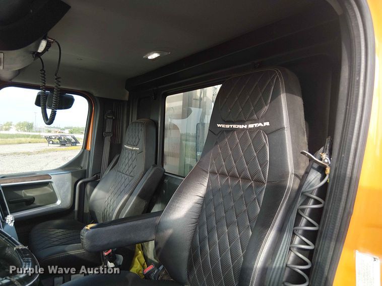 image for item YA3574 2022 Western Star 4900 semi truck