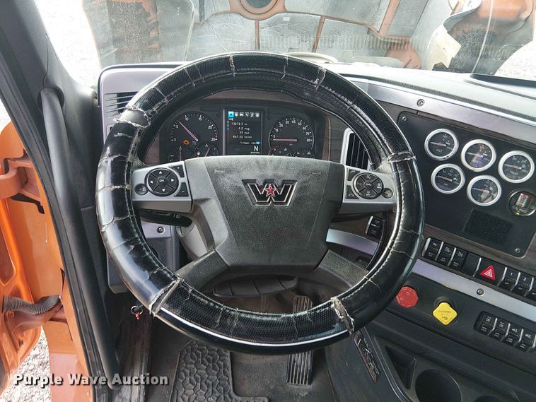 image for item YA3574 2022 Western Star 4900 semi truck