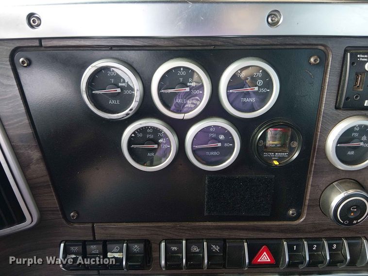 image for item YA3574 2022 Western Star 4900 semi truck