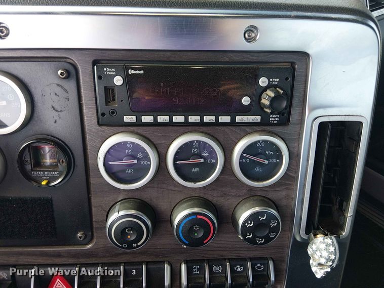 image for item YA3574 2022 Western Star 4900 semi truck