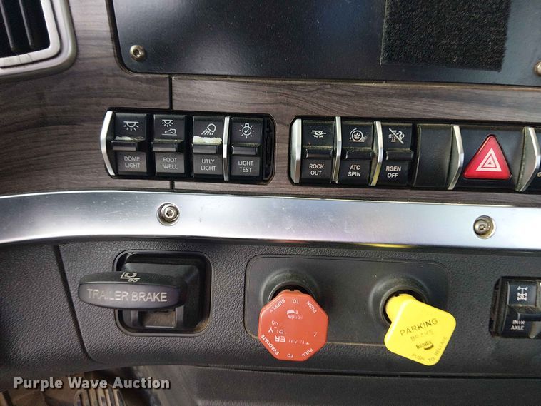image for item YA3574 2022 Western Star 4900 semi truck